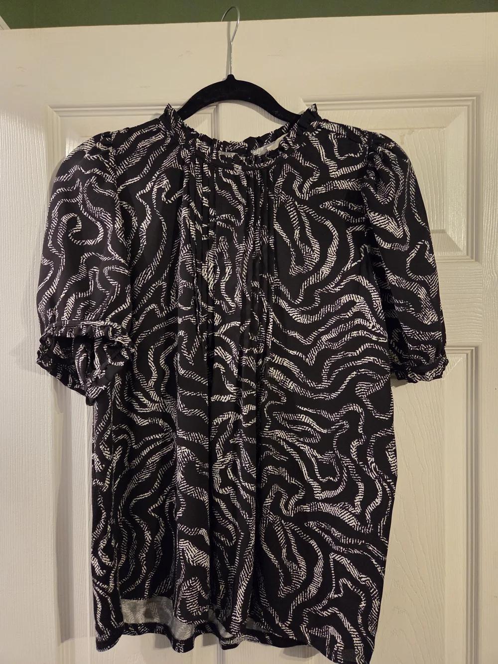 LOFT Black and White Abstract Print Short Puff Sleeve Blouse- Medium